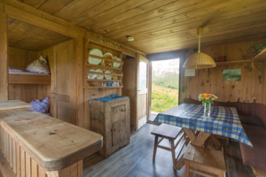 Gemütliche Wohnküche in unserer Almhütte auf der Seiser Alm in den Dolomiten