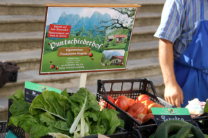 Bauernmarkt in Kastelruth mit unserem Obst und Gemüse vom Bauernhof